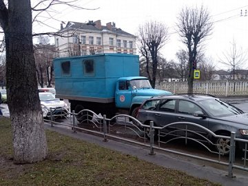 У Луцьку авто комунальників в'їхало у легковик: утворився затор на дорозі