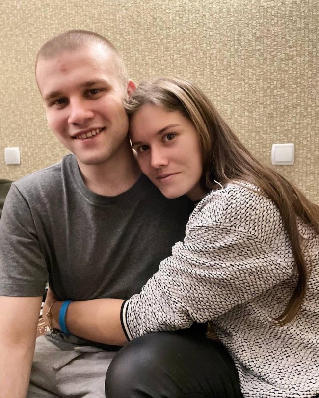 Звільнений з полону волинський захисник зі Зміїного зустрівся з рідними