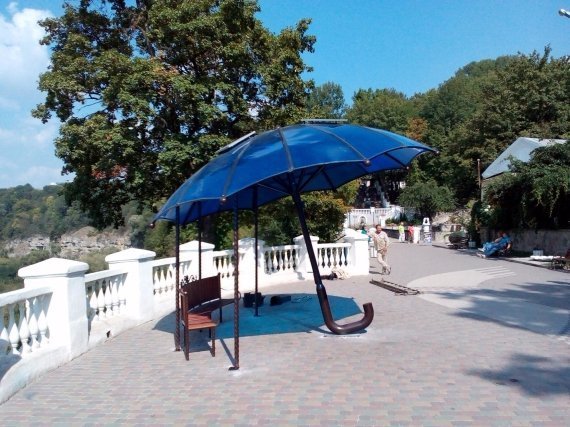 У Кам'янці-Подільському встановили величезну парасольку для підзарядки мобільних телефонів. ФОТО