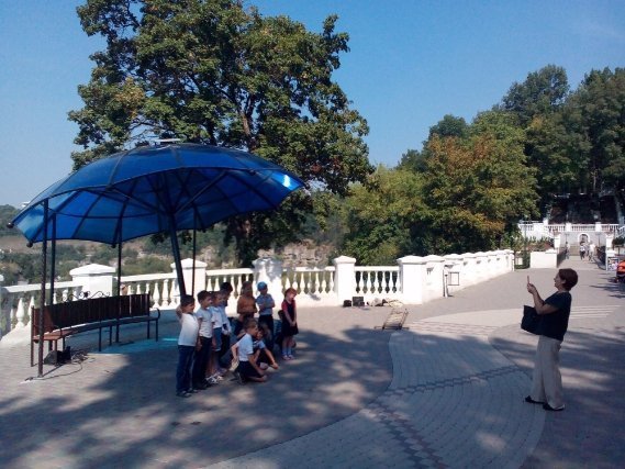 У Кам'янці-Подільському встановили величезну парасольку для підзарядки мобільних телефонів. ФОТО