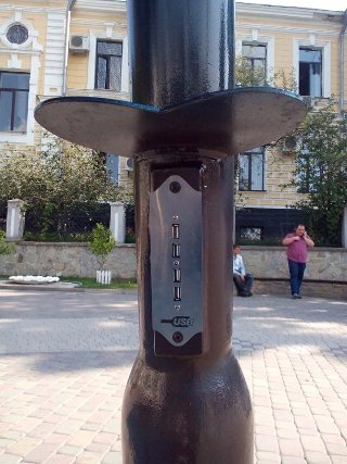 У Кам'янці-Подільському встановили величезну парасольку для підзарядки мобільних телефонів. ФОТО