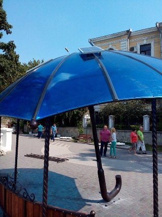 У Кам'янці-Подільському встановили величезну парасольку для підзарядки мобільних телефонів. ФОТО