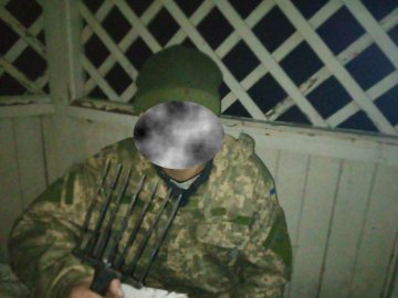 На волинському озері браконьєр ловив рибу «острогою»