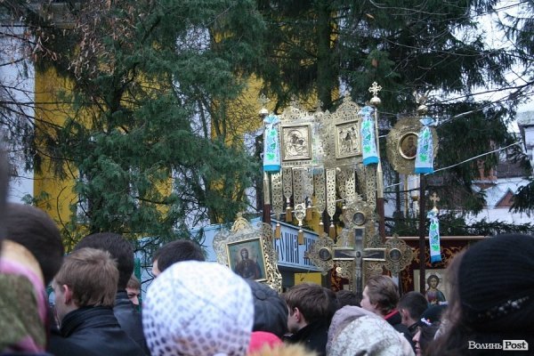 Не менше тисячі лучан зустрічали Єрусалимську плащаницю. ФОТО