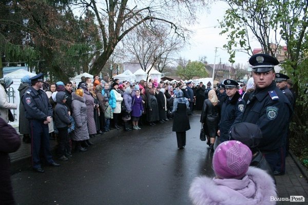 Не менше тисячі лучан зустрічали Єрусалимську плащаницю. ФОТО