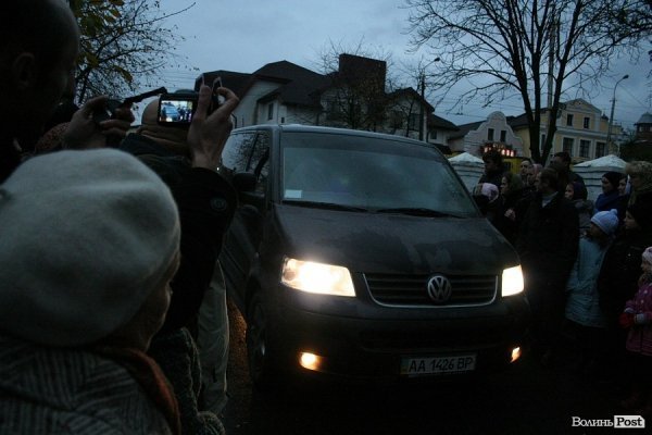 Не менше тисячі лучан зустрічали Єрусалимську плащаницю. ФОТО