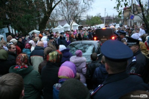 Не менше тисячі лучан зустрічали Єрусалимську плащаницю. ФОТО
