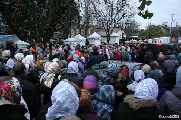 Не менше тисячі лучан зустрічали Єрусалимську плащаницю. ФОТО