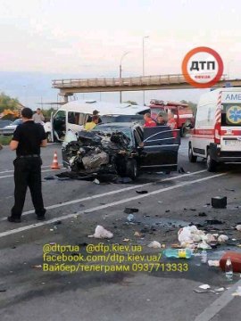 Легковик зіткнувся з маршруткою, двоє загиблих, 13 постраждалих. ФОТО