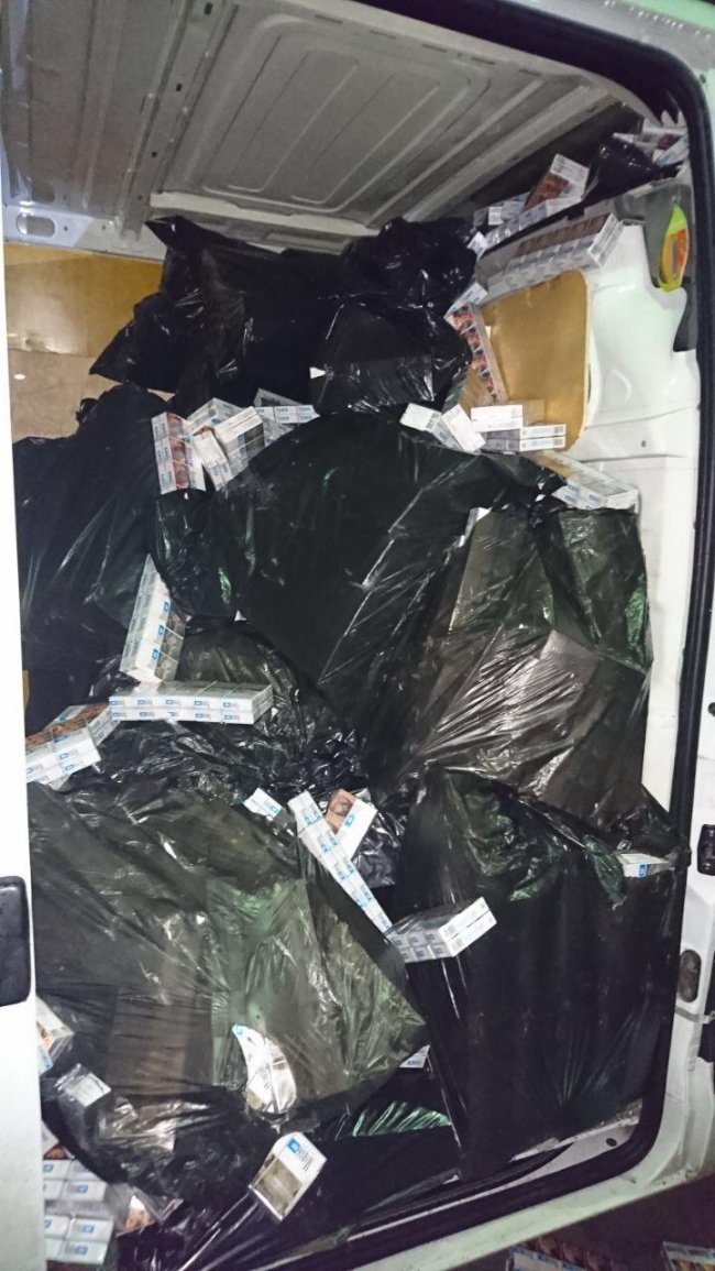 На Волині затримали бус, запакований контрабандою