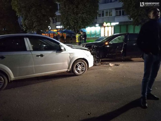 У Луцьку на Премоги зіткнулися три автівки: пасажир Chevrolet у важкому стані.ФОТО