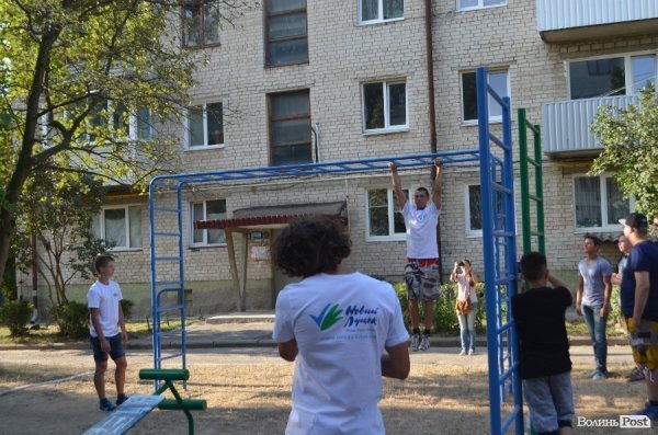 У луцьких дворах - нові спортивні майданчики. ФОТО