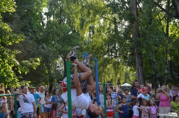 У луцьких дворах - нові спортивні майданчики. ФОТО