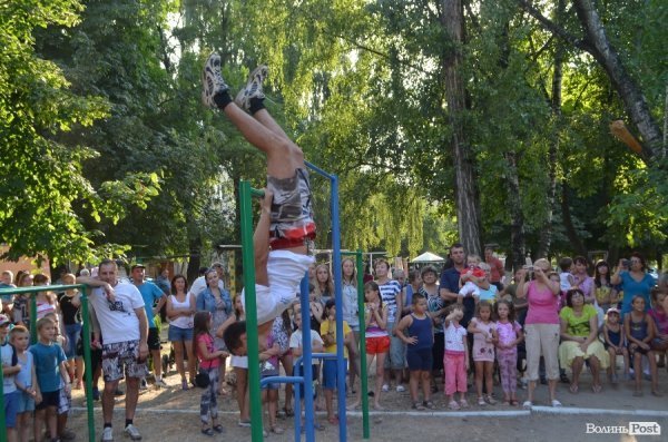 У луцьких дворах - нові спортивні майданчики. ФОТО
