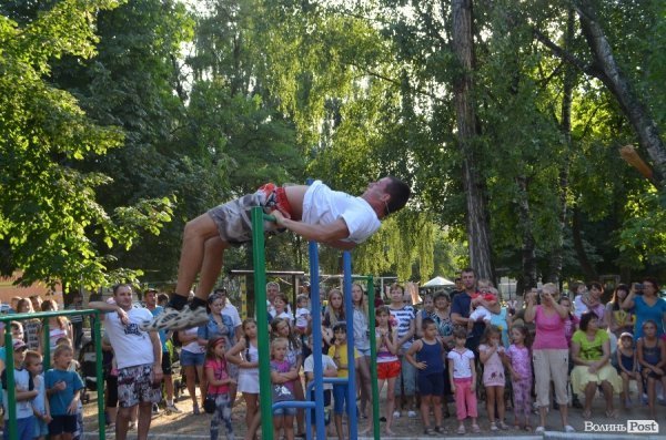 У луцьких дворах - нові спортивні майданчики. ФОТО
