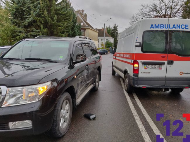 У Луцьку «швидка» влетіла у легковик. ФОТО