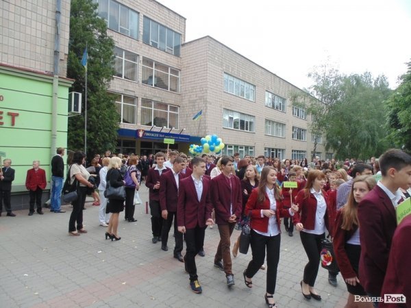 Останній дзвінок у Луцьку: четверта гімназія. ФОТО