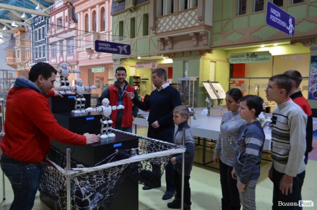 Заступник голови Волинської ОДА показав дива науки і техніки особливим діткам. ФОТО