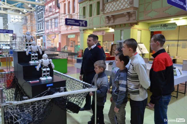 Заступник голови Волинської ОДА показав дива науки і техніки особливим діткам. ФОТО