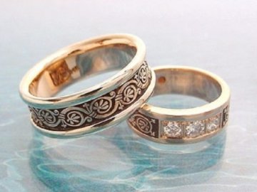 З яких металів виготовляють обручки?*