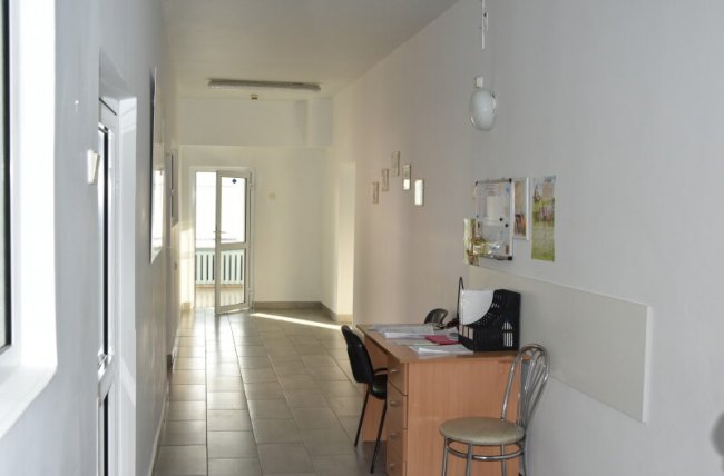 Лінолеум замінили на плитку: показали ремонт у луцькому пологовому будинку. ФОТО