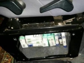 На Волині контрабандисти позбулися двох автівок