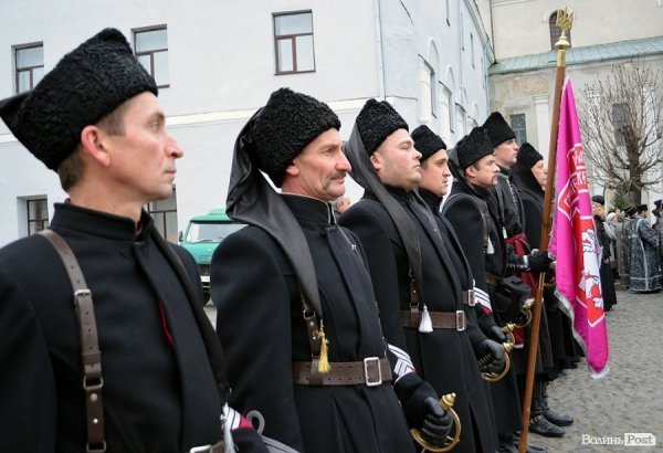 У Луцьку перед замком виклали зі свічок «хрест пам’яті». ФОТО