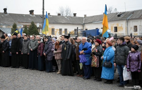 У Луцьку перед замком виклали зі свічок «хрест пам’яті». ФОТО