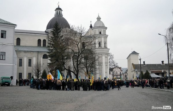 У Луцьку перед замком виклали зі свічок «хрест пам’яті». ФОТО