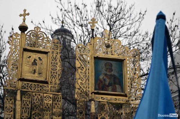 У Луцьку перед замком виклали зі свічок «хрест пам’яті». ФОТО