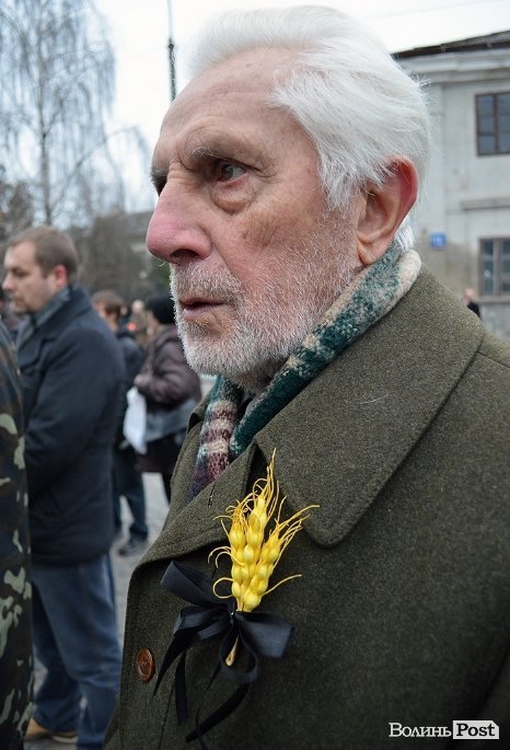 У Луцьку перед замком виклали зі свічок «хрест пам’яті». ФОТО