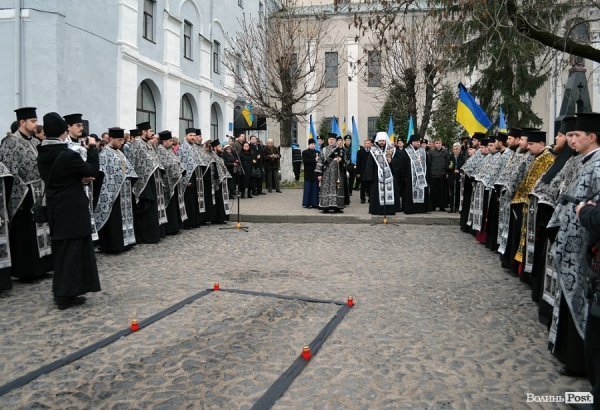 У Луцьку перед замком виклали зі свічок «хрест пам’яті». ФОТО
