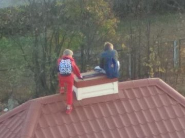 Небезпечні розваги: у Луцьку діти залізли на дах будинку. ФОТО