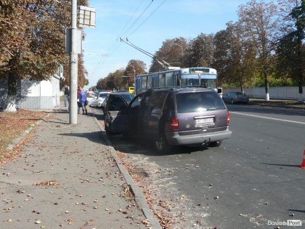 ДТП на Рівненській: автівка в'їхала в магазин. ФОТО