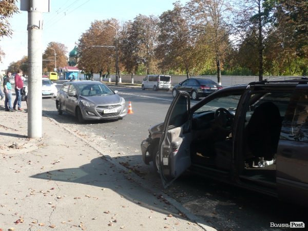 ДТП на Рівненській: автівка в'їхала в магазин. ФОТО