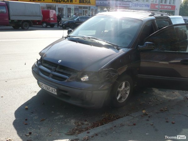 ДТП на Рівненській: автівка в'їхала в магазин. ФОТО