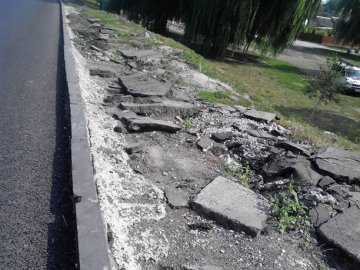 У Володимирі після ремонту дороги «забули» про тротуари. ФОТО