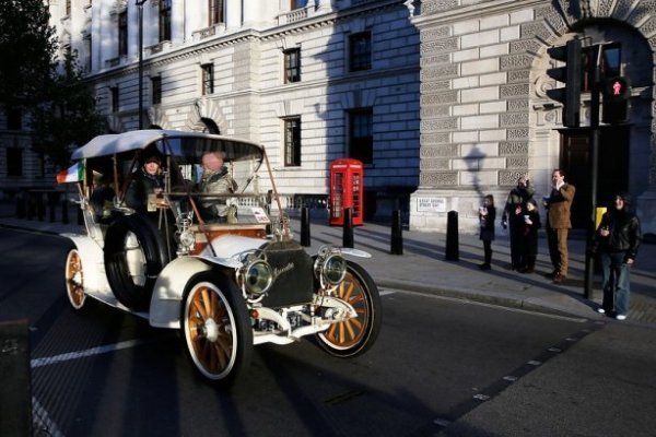 Автопробіг у Лондоні: вулицями міста проїхалося півтисячі раритетних авто. ФОТО. ВІДЕО
