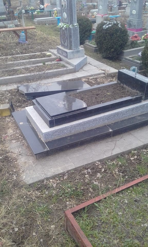 На одному з волинських кладовищ – потрощені пам’ятники. ФОТО