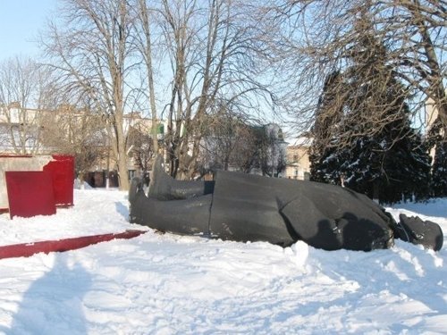 На Київщині знесли пам’ятник Леніну. ФОТО