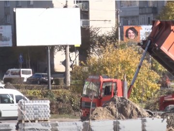 Як у Луцьку ремонтують площу біля РАЦСу