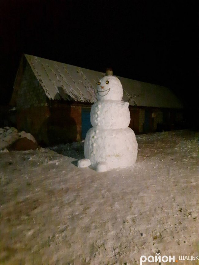 Сім'я з Волині зліпила гігантського сніговика. ФОТО