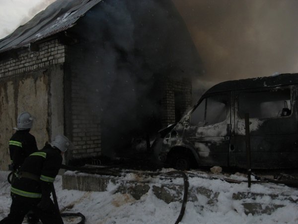 У райцентрі горів хлів і машина. ФОТО. ВІДЕО 