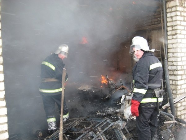 У райцентрі горів хлів і машина. ФОТО. ВІДЕО 