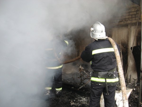 У райцентрі горів хлів і машина. ФОТО. ВІДЕО 