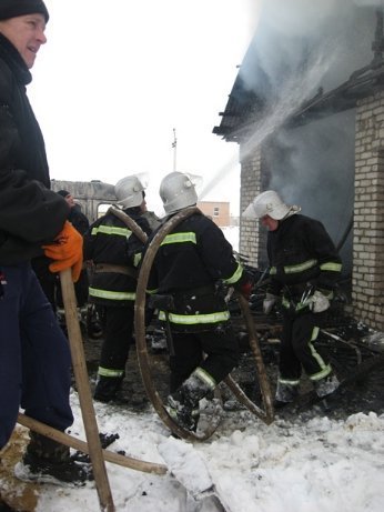 У райцентрі горів хлів і машина. ФОТО. ВІДЕО 