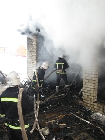У райцентрі горів хлів і машина. ФОТО. ВІДЕО 