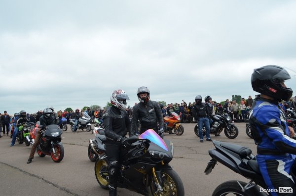 Поблизу Луцька відбулись показові заїзди мотоциклістів. ФОТО