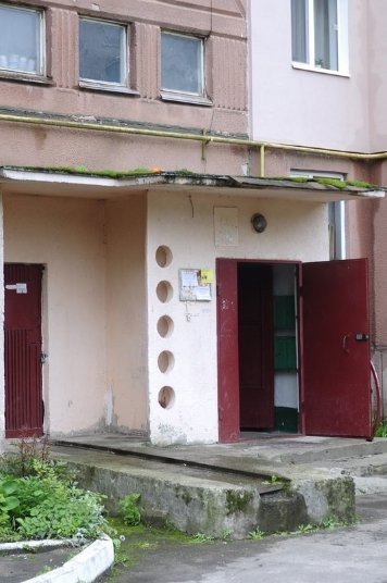 Мешканці багатоповерхівки скаржаться на комунальників, які зруйнували квітник. ФОТО