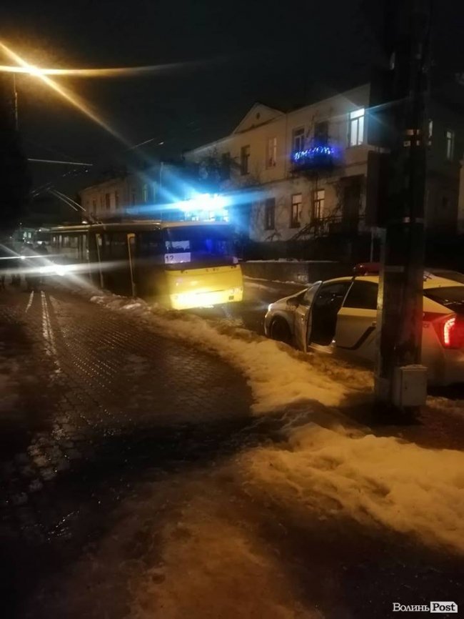 У Луцьку маршрутка затиснула і протягнула дитину